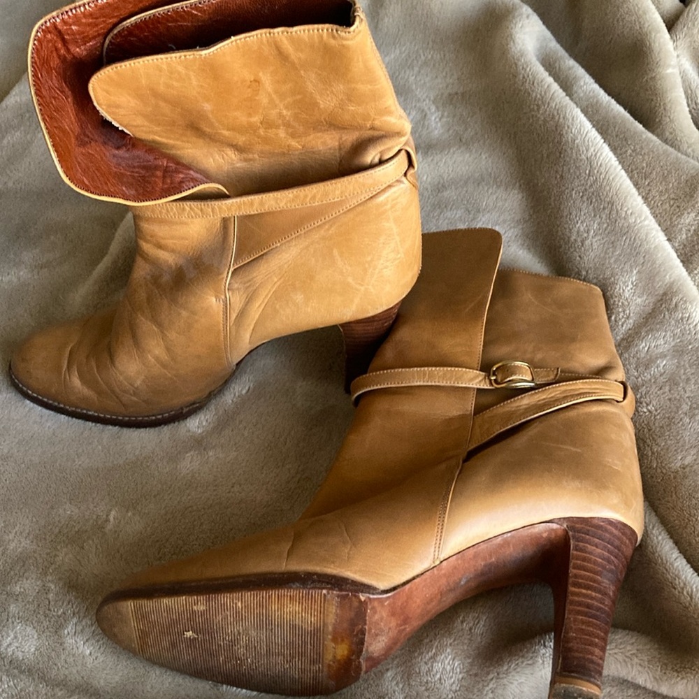 Stylish Tan Leather Ankle Boots - Picture 1 of 3